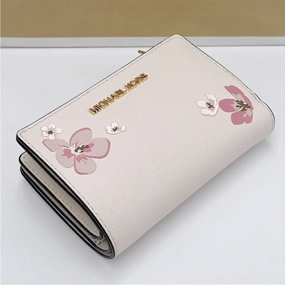 Michael Kors Cream Wallet Elegant Design